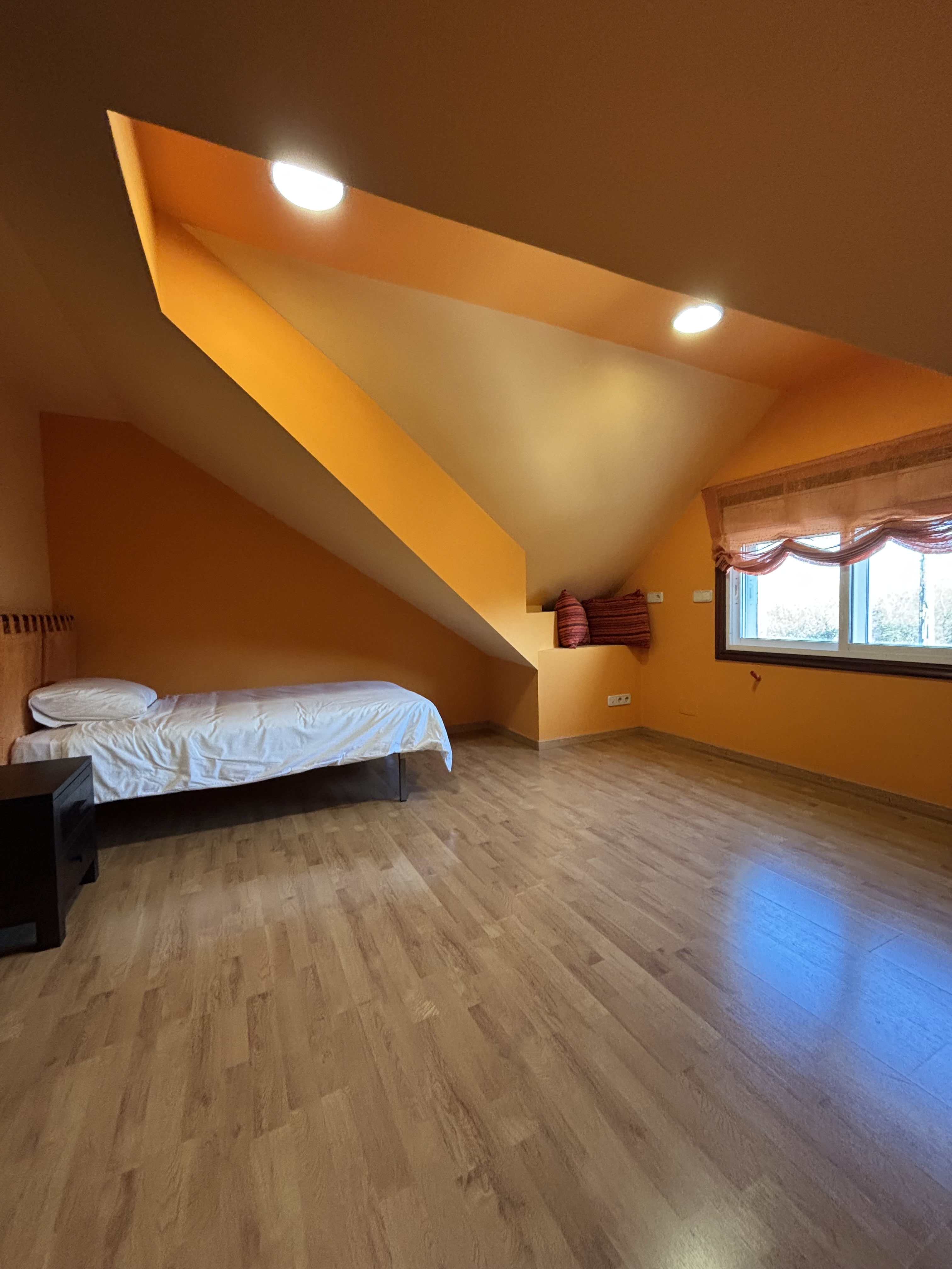 Cuarto dormitorio de Enriba Do Portal, con luz natural y decoración cálida