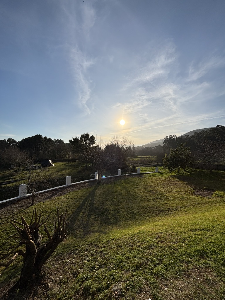Jardín de césped natural con vistas a las colinas de Poio